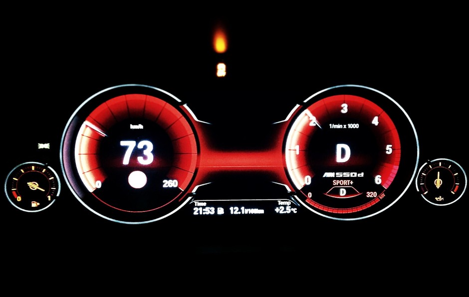 W opcji elektroniczne zegary, zmieniające fakturę w zależności od trybu jazdy, fot. Cezary Gutowski