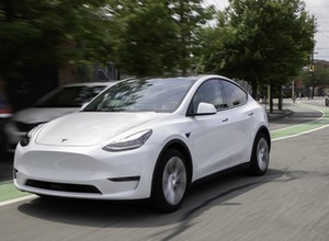 Tesla Model Y na razie po staremu. Elon Musk zabrał głos