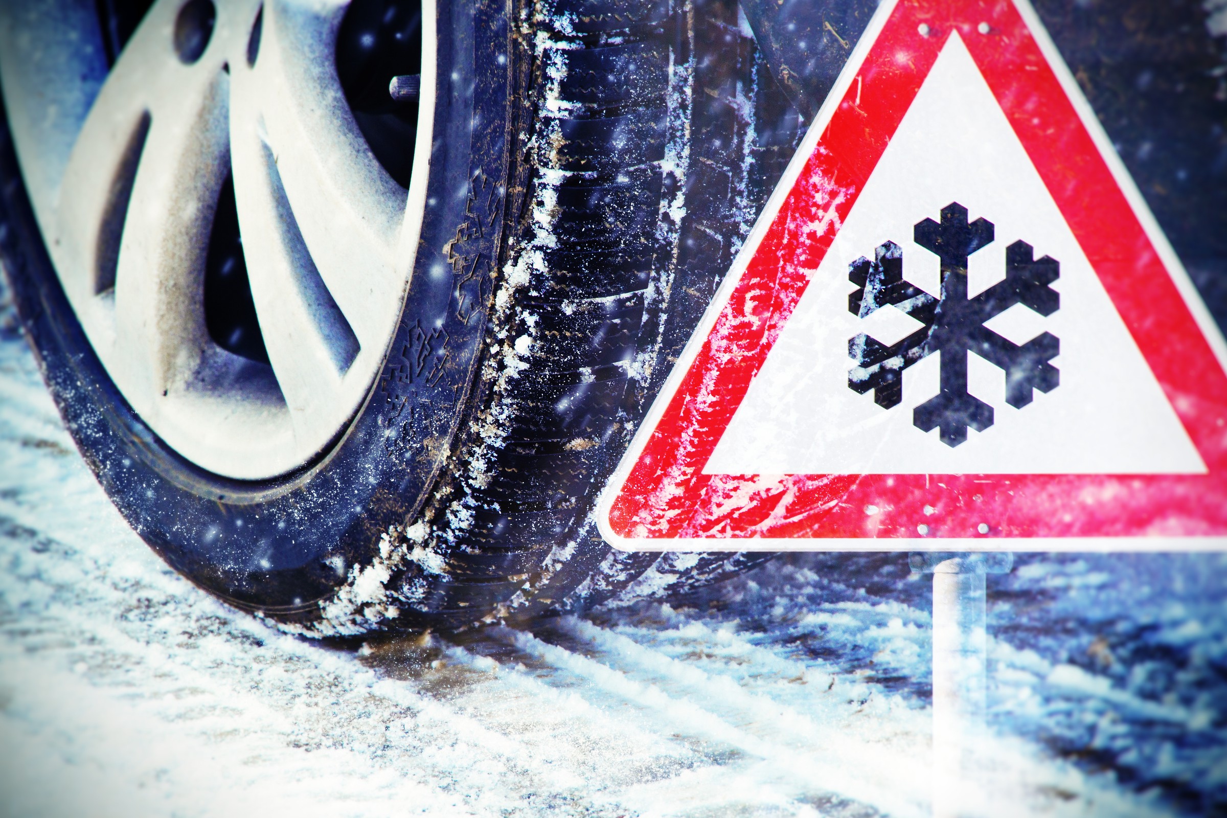 Po ilu metrach auto zahamuje z 50 km na godz.? Jest na to wzór fizyczny