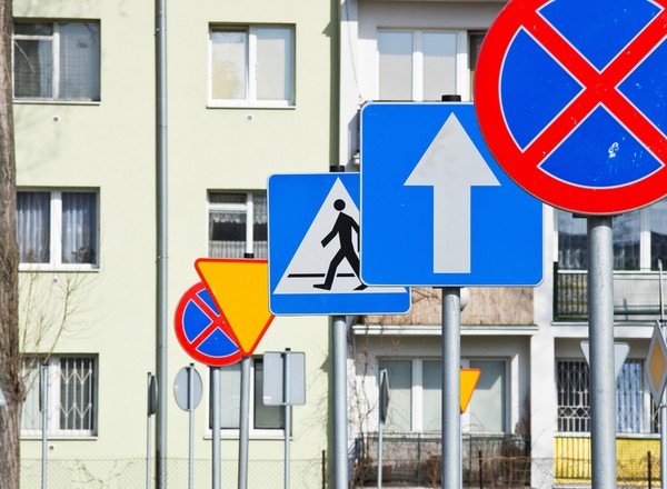 Czy będzie mniej znaków i ograniczeń na polskich drogach? Trwają prace