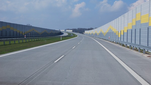 "Rak betonu" rozsadza trasę S8 - nowe problemy drogowców w Polsce