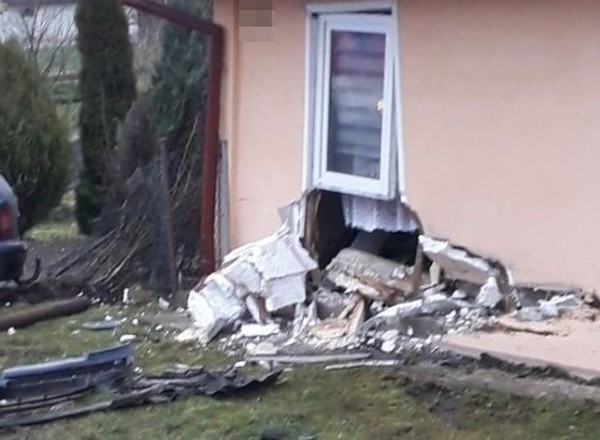 Wjechał samochodem prosto do sypialni. Mieszkańcy jeszcze spali