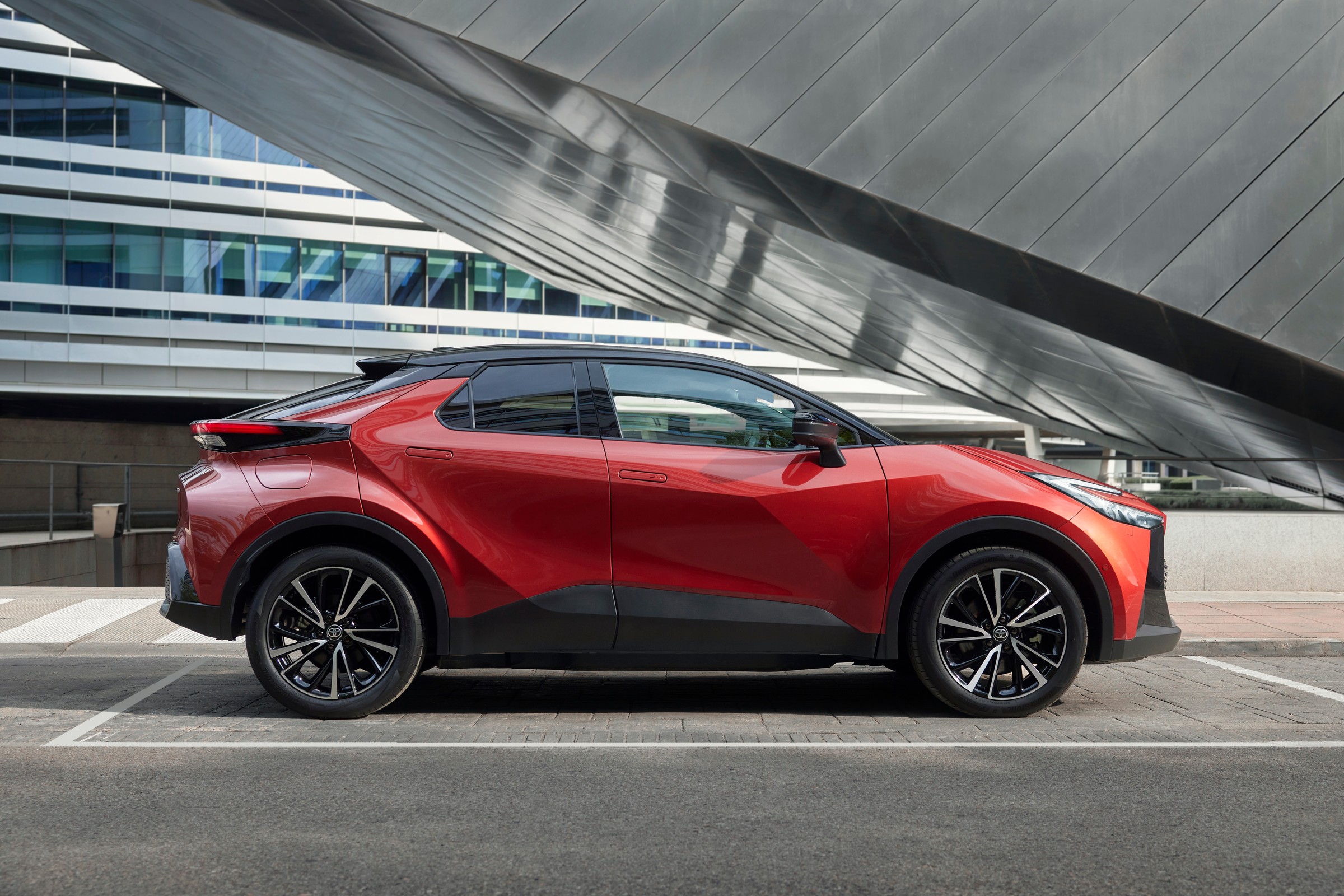 Toyota wyprzedaje crossovery z 2025 r. produkcji. Daje do 26 tys. zł rabatu