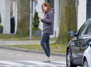 Piesi wchodzą na jezdnię z telefonem w ręku. Czy kary będą wyższe? Odpowiedź resortu