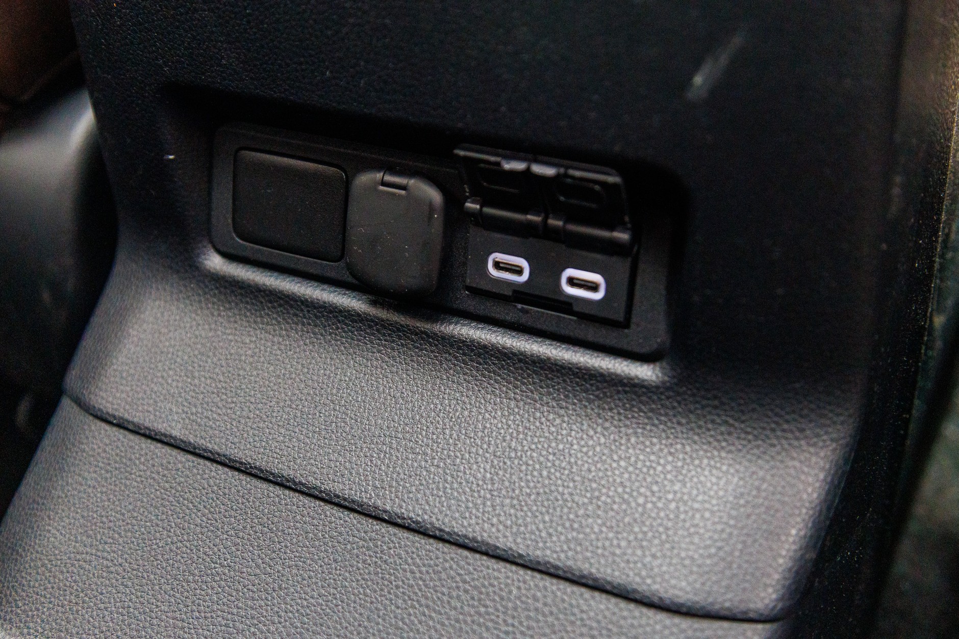 Jeep Wrangler vs Toyota Land Cruiser