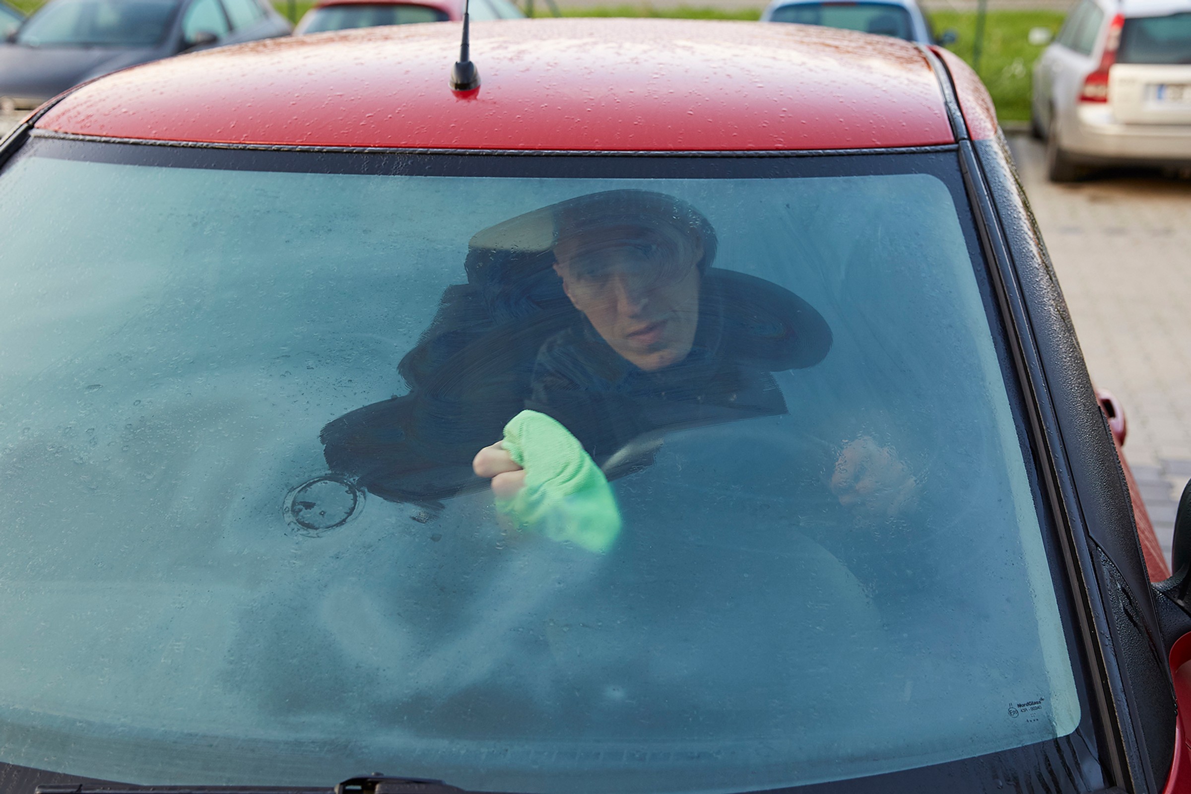 Koci żwirek zostawiony w aucie ma skończyć z parowaniem szyb. Ale jest i haczyk, a także... są dużo lepsze sposoby