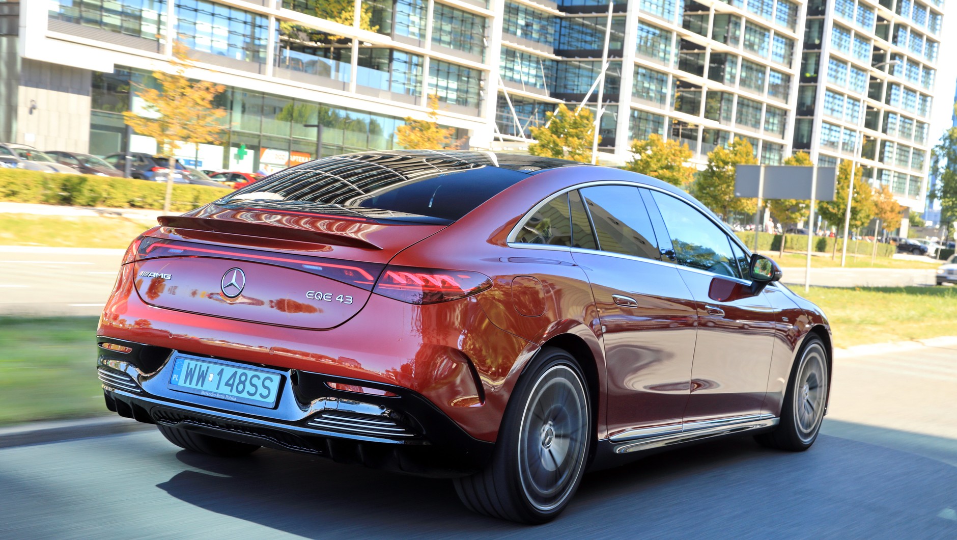 Testowy Mercedes-AMG EQE 43 4MATIC wyposażony był w mieszane ogumienie i 21-calowe felgi.