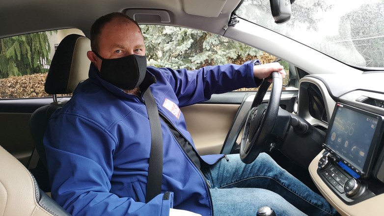 Kierowca w maseczce