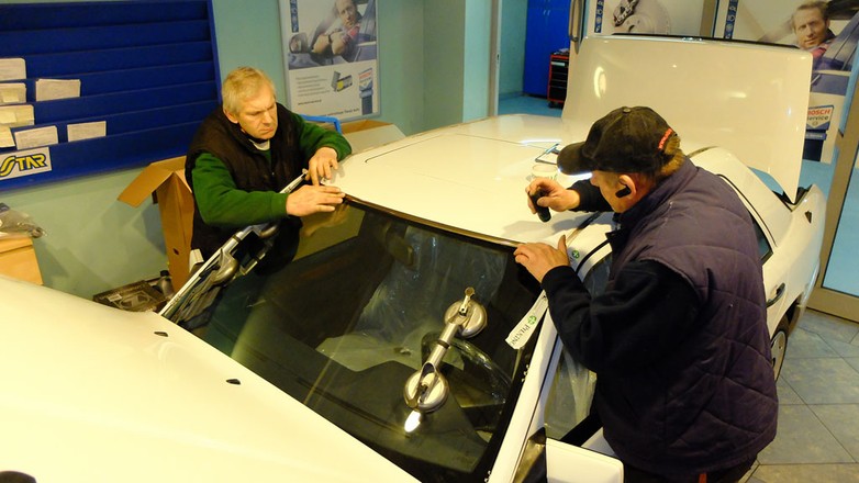 Przednia szyba: wymienić czy naprawiać?