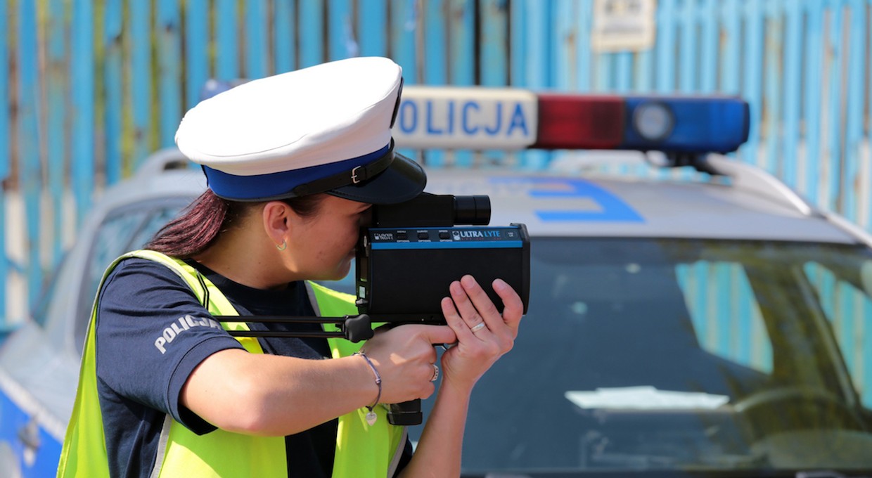 Z jakiej odległości policja powinna mierzyć prędkość? Zbyt daleki pomiar jest niewiarygodny