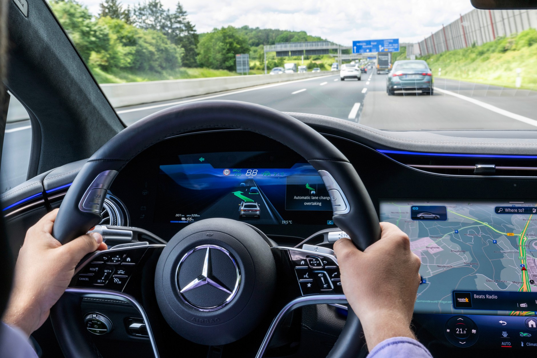 Drive Pilota 95 w Mercedesie potrafi – korzystając z "autopilota" na poziomie 2+ – wyprzedzać na autostradzie. System działa na wybranych odcinkach autostrad m.in. w Niemczech