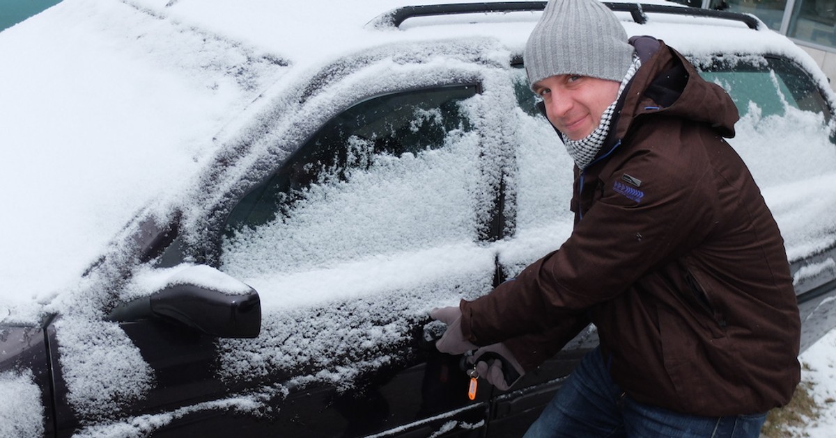  Jak dostać się do środka, gdy auto zamarzło? Nie wszystkie metody są bezpieczne