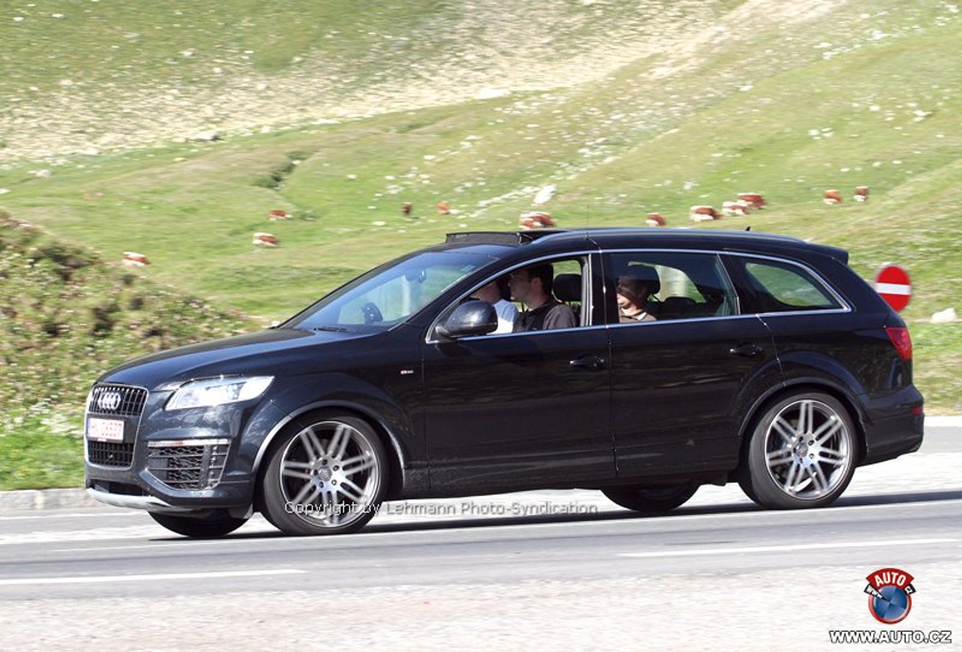 Zdjęcia szpiegowskie: Dwunastocylindrowe Audi Q7 na ON