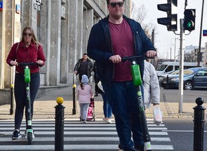 Hulajnogi, rolki, deskorolki - nowe przepisy już obowiązują. Dotyczą też kierowców aut!