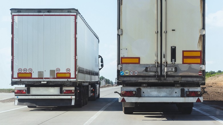 Naklejki ze znakami na naczepach ciężarówek