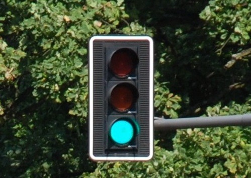 W niektórych krajach sygnały świetlne traktowane są tylko jak... sugestie