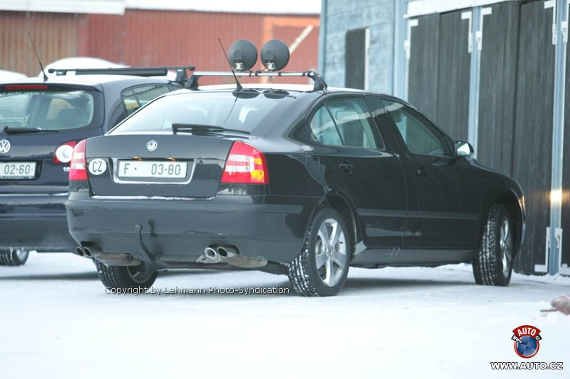 Zdjęcia szpiegowskie: nowa Škoda Superb podczas testów zimowych