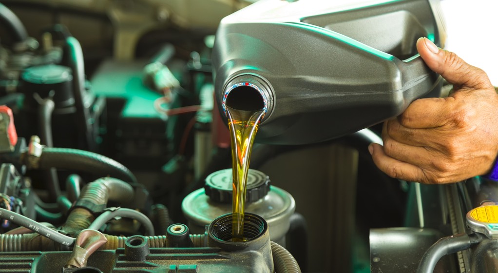 Wyjaśniamy, jak często wymieniać olej silnikowy