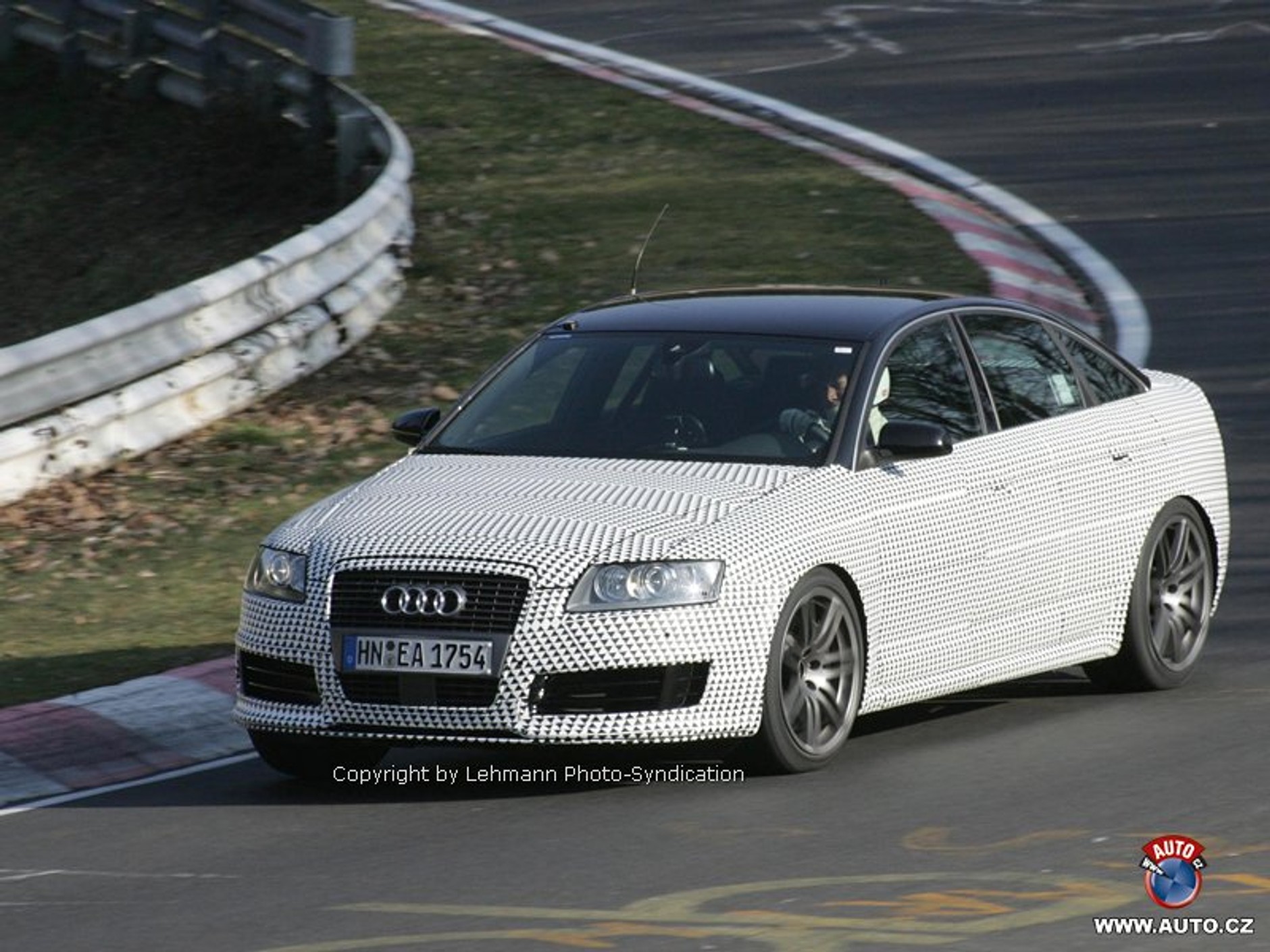 Zdjęcia szpiegowskie: dwa nowe 10-cylindrowe Audi RS na Nürburgringu