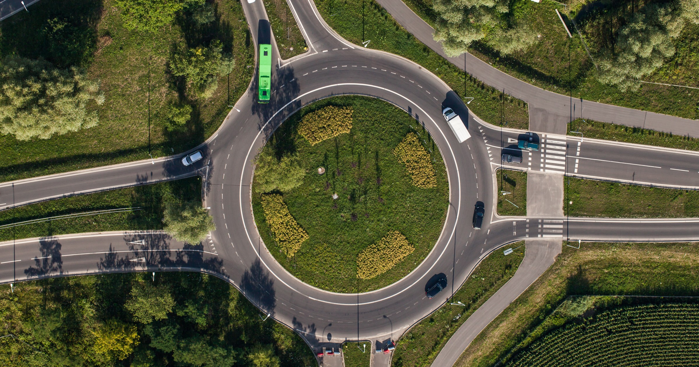 Rondo z dwoma pasami powoduje trudności. Czy można jeździć cały czas prawym pasem?