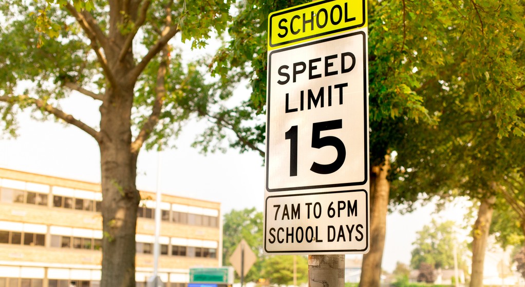 Dopuszczalne prędkości w tzw. school zone są różne w zależności od stanu