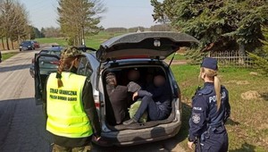 Ukrainiec zaczął uciekać Straży Granicznej na piechotę. Zostawił ludzi w bagażniku