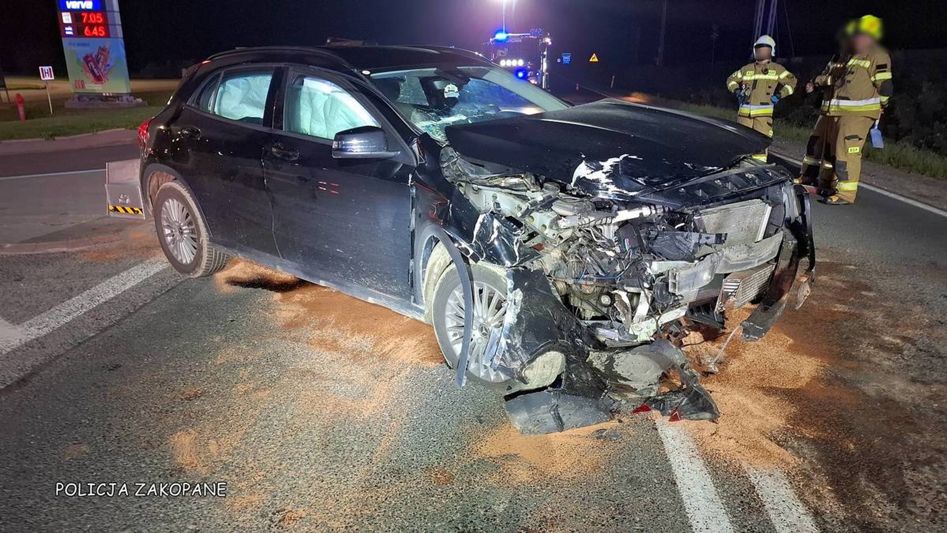 17-latek w mercedesie próbował wyprzedzać. Staranował volvo