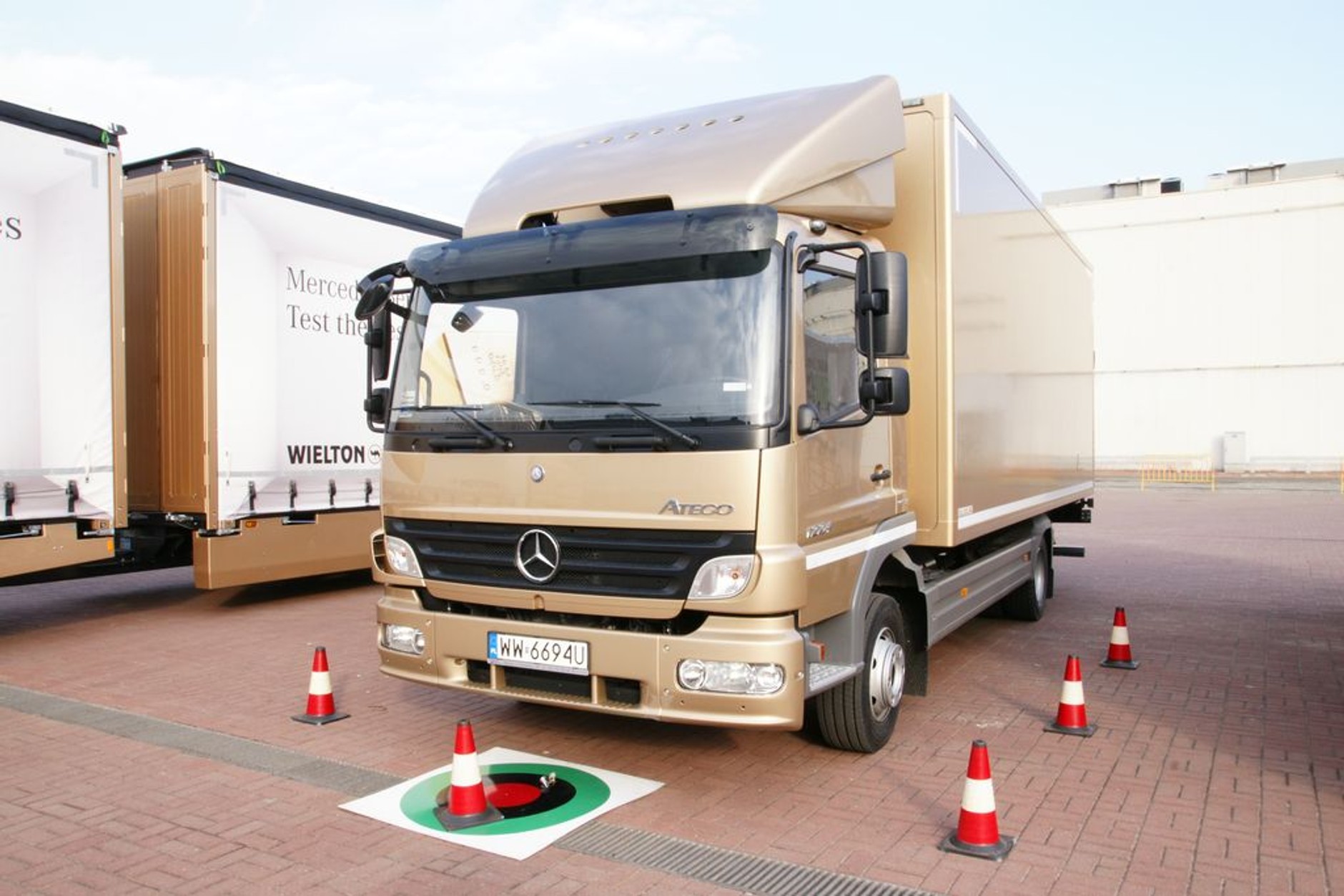 Poznań Motor Show 2010: ostatnie godziny przed oficjalnym otwarciem (galeria)
