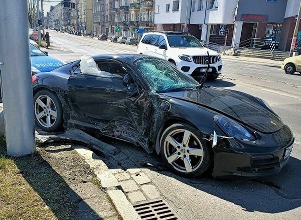 Porsche rozbite we Wrocławiu. Auto uderzyło w latarnię