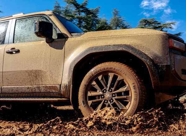 Legendarna terenówka Toyoty ma nowy napęd. To miękka hybryda 2.8 l. Znamy polską cenę