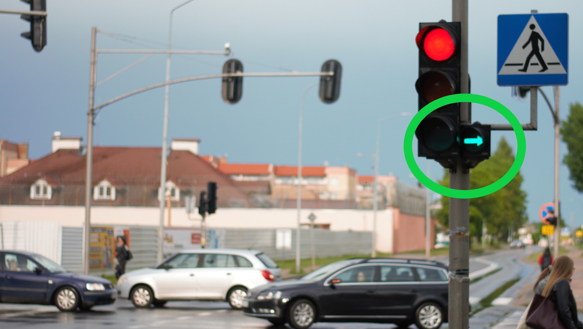 Zatrzymanie przed "zieloną strzałką" to nie dobra wola kierowcy, a obowiązek wynikający z przepisów