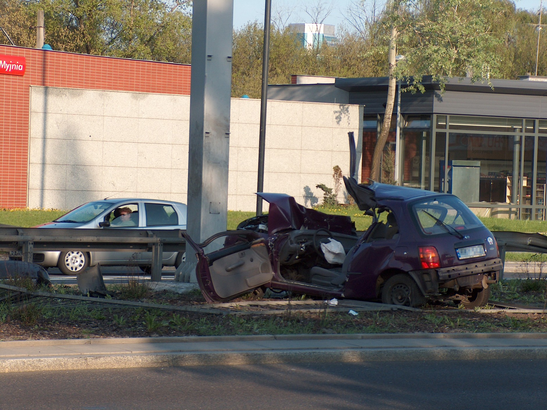 W wyniku zderzenia przy dużej prędkości często dochodzi do naruszenia integralności karoserii. Pasażerowie mają nikłe sanse przeżycia.