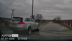 Kierowca opla wyprzedził na przejeździe kolejowym. Policjanci srogo go ukarali [WIDEO]
