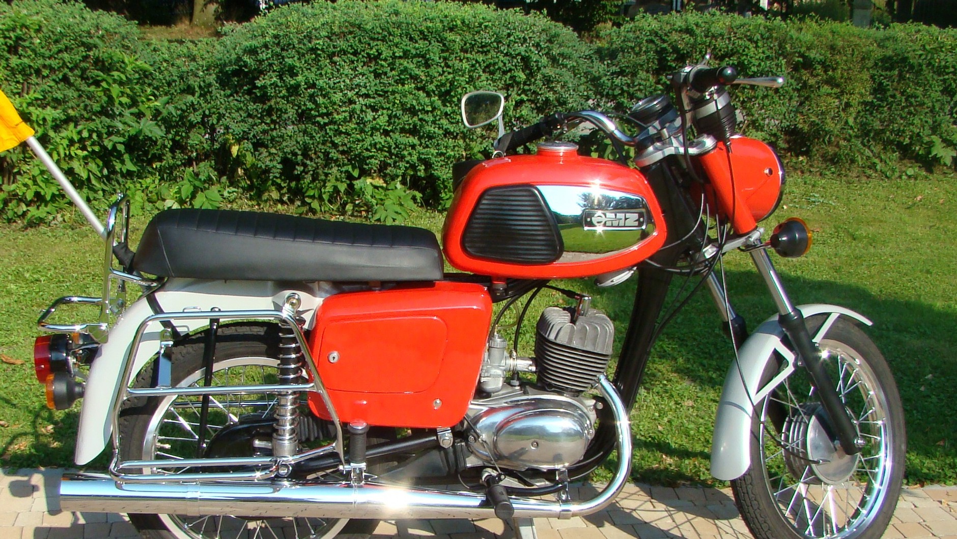 Ten model motocykla był fabrycznie oferowany w wersjach o pojemności  150 i 125 cm3, które poza pojemnością i nastawami gaźnika nie różniły się w zasadzie niczym. W innych modelach różnic może być znacznie więcej, mogą one dotyczyć m.in. hamulców, zawieszenia, kół.