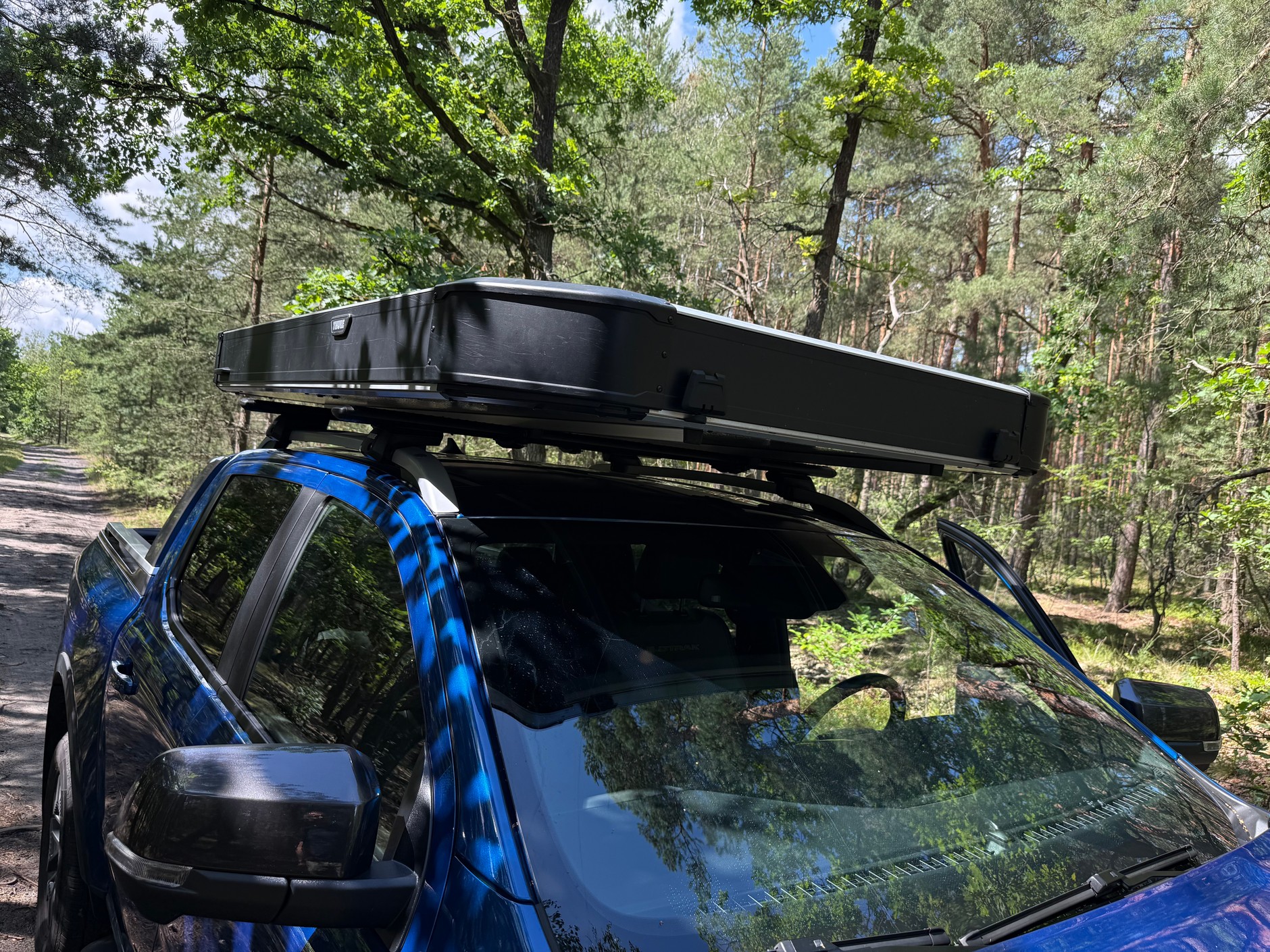 Thule Widesky jest bardzo płaski – w umiarkowanym stopniu podwyższa auto. A to oznacza, że nawet w przypadku niektórych SUV-ów możliwy jest wjazd samochodem z namiotem na dachu do garażu