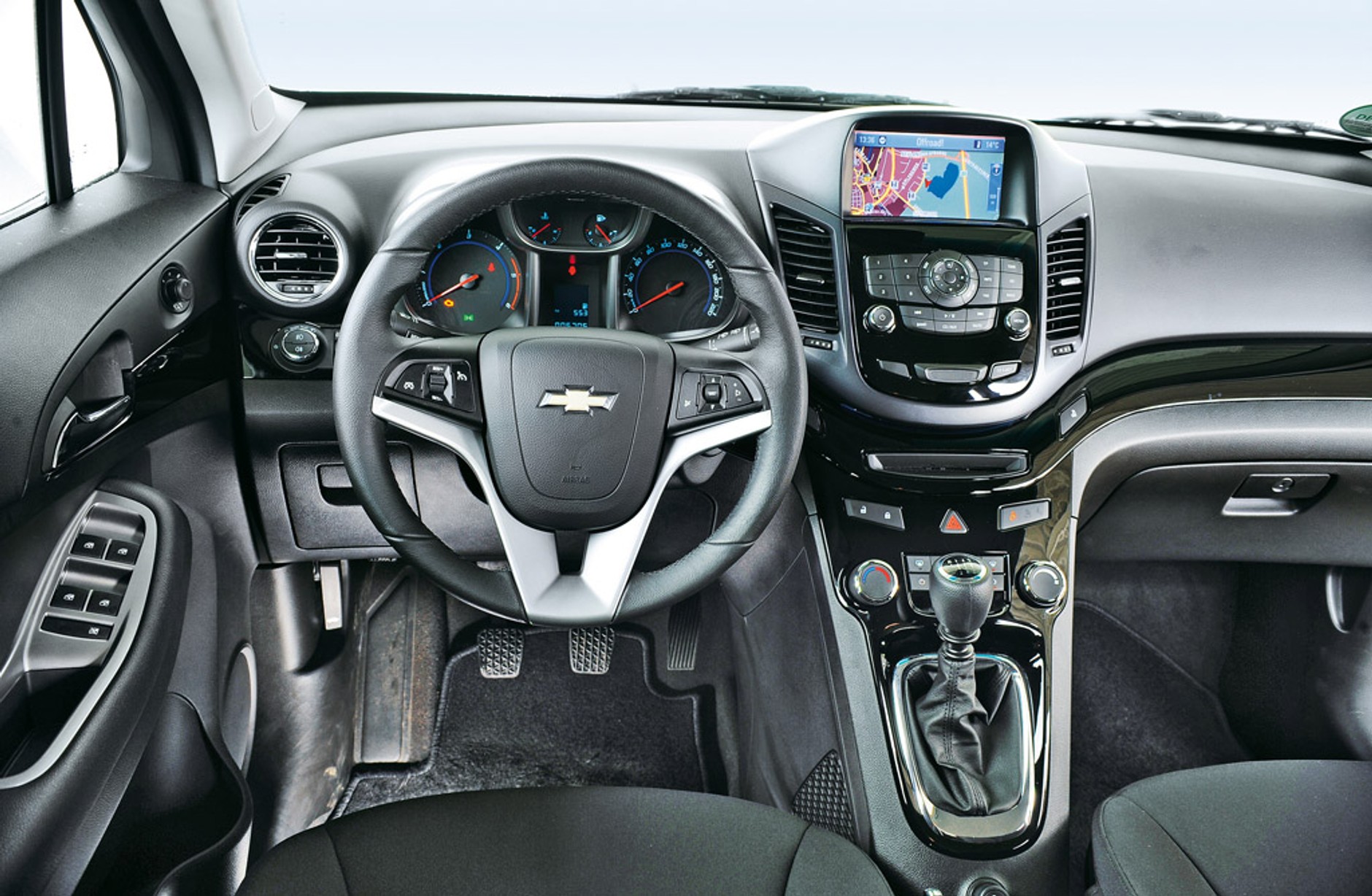 Chevrolet Orlando kontra VW Touran i Peugeot 5008: siedem miejsc na życzenie