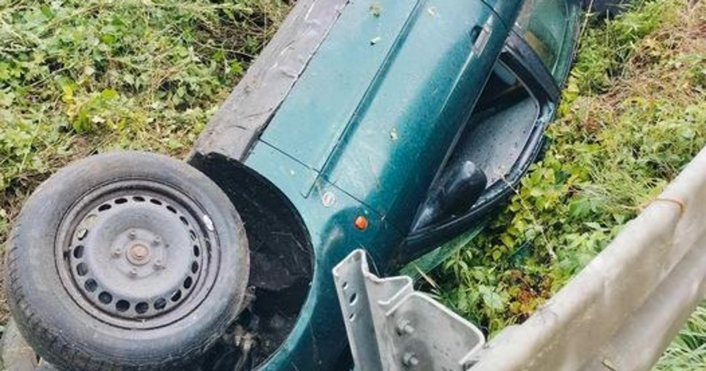 Uderzył w znak i dachował w rowie. Nie miał prawa jazdy, za to we krwi miał ponad 2 promile