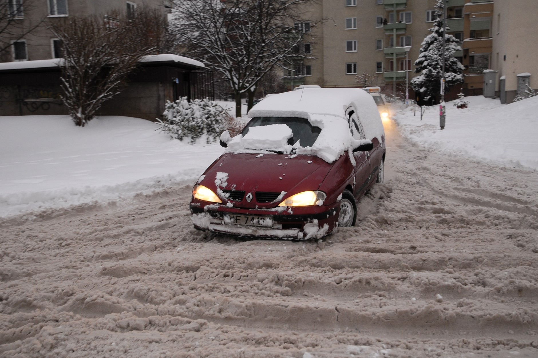 Nie bądź bałwanem! Odśnieżaj auto