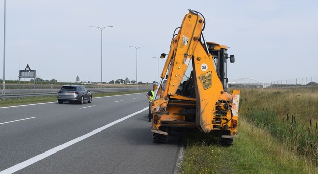 Żółtą koparką po autostradzie. Kierowca został ukarany