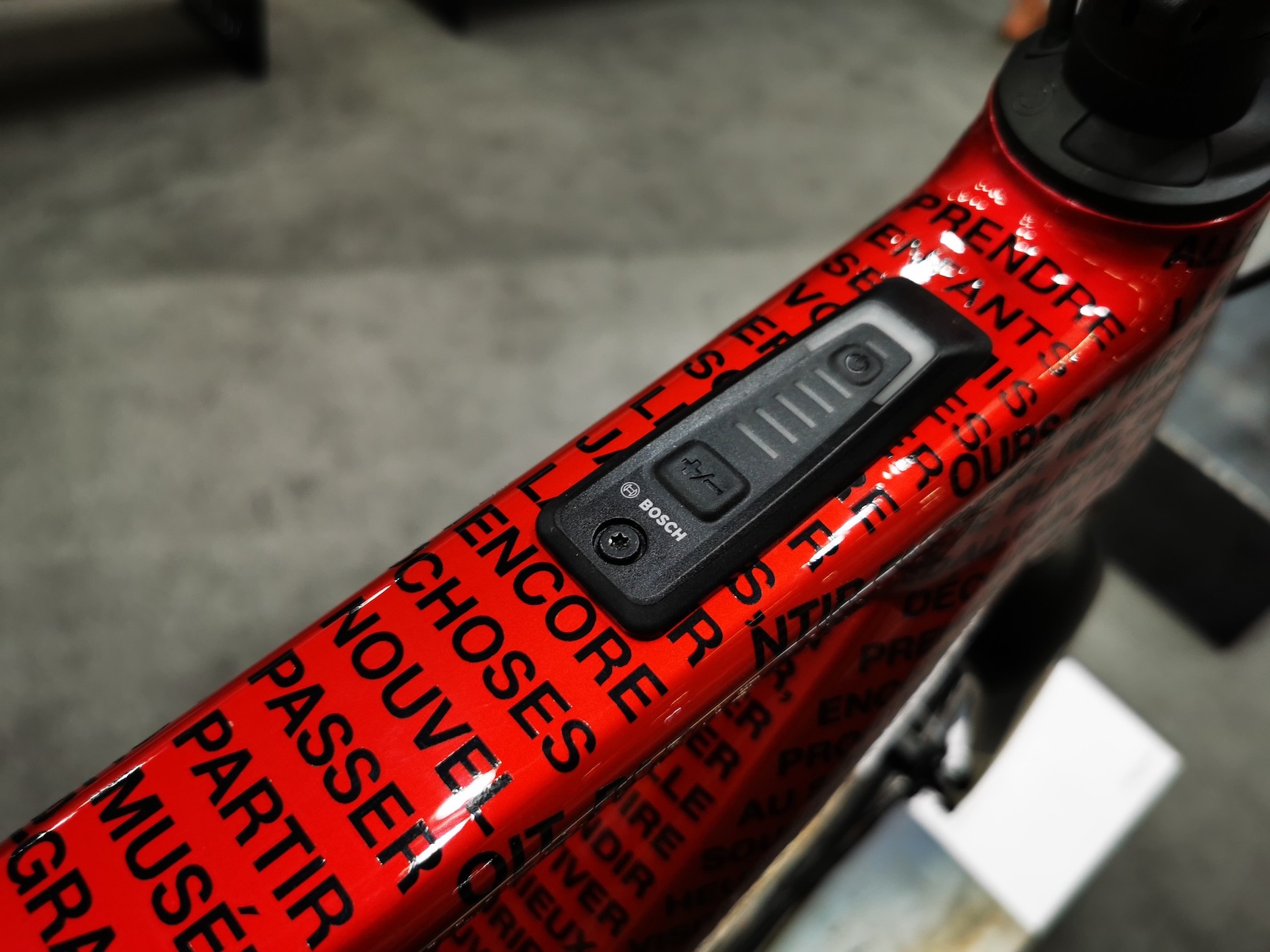 Targi Eurobike 2023 we Frankfurcie:a to przykład elektrycznej szosy, no... prawie gravela.