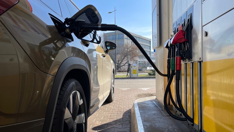 Tankowanie samochodu olejem napędowym