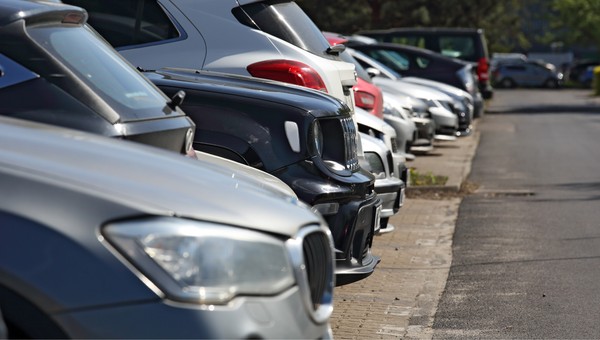 Parkowanie tyłem ma wiele zalet, które kierowcy szczególnie doceniają, gdy ruszają z miejsca
