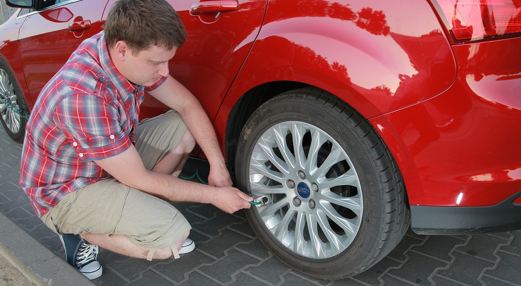 Warto sprawdzać ciśnienie w oponach.