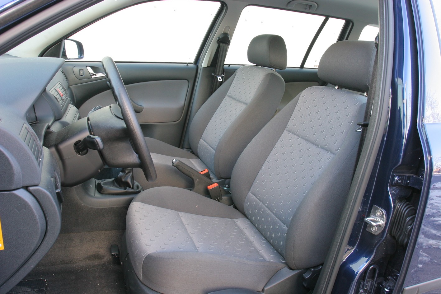 Pozycja za kierownicą jest dobra, a fotele nieźle znoszą próbę czasu