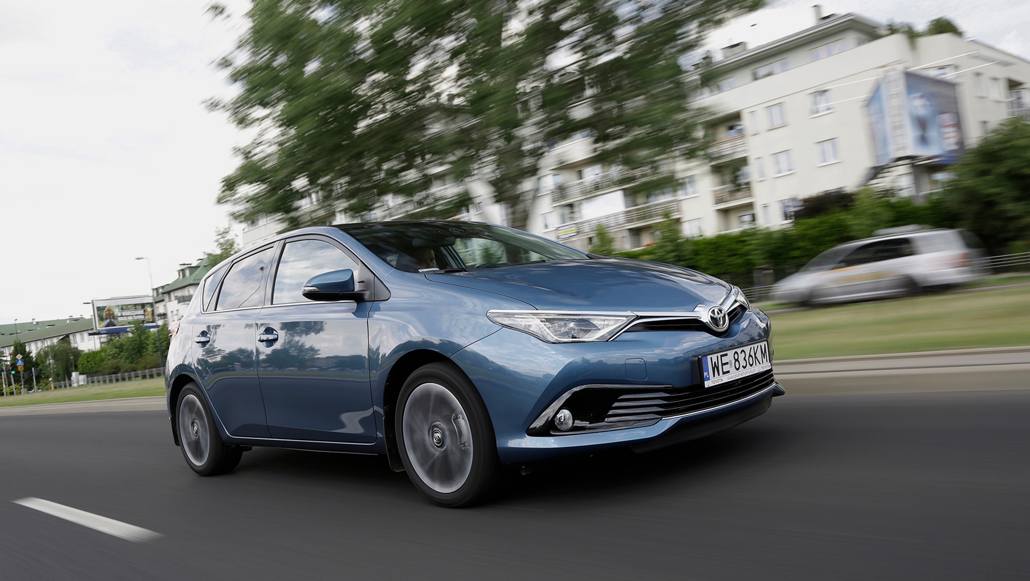 Sytuacja ciekawa o tyle, że nie jest to ani najładniejsze, ani najbardziej praktyczne auto świata, a i tak zadbane Aurisy II nie czekają długo na nowych właścicieli. Na pewno swoje robi w tym wypadku magia znaczka Toyoty i wszystko, co się z tym łączy. Czyli np. opinia o wysokiej trwałości oraz pożądane przez wszystkich (i udane!) wersje hybrydowe. W tym zestawieniu Auris występuje jednak z tradycyjnym napędem – stawiamy na silnik 1.2T/116 KM w połączeniu z manualną skrzynią biegów.