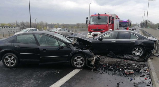 Stracił panowanie nad BMW. W poślizgu uderzył w Peugeota [Nagranie]