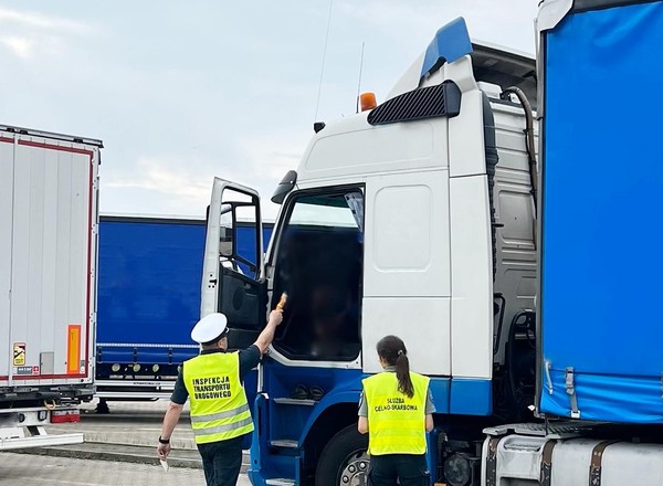Wiózł na S8 wyposażenie do łazienek. Inspektorzy ITD dali mu 27 mandatów