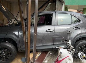 73-latek wjechał autem do salonu kosmetycznego w Żorach. Przez witrynę