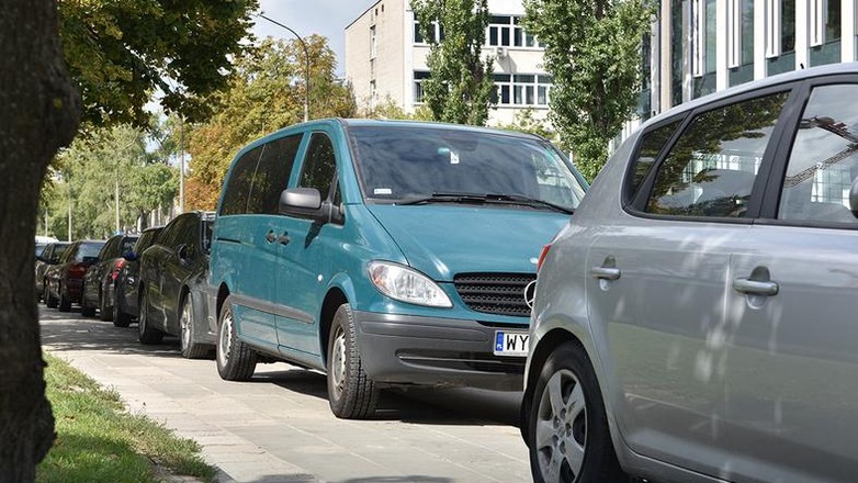 Parkowanie na chodniku nie dla każdego