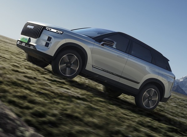 Chiński hybrydowy SUV z zasięgiem 1200 km mierzy w aż dwie Toyoty. Mam ceny